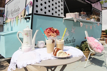 Mesa con los platos de La Raphaela foodtruck