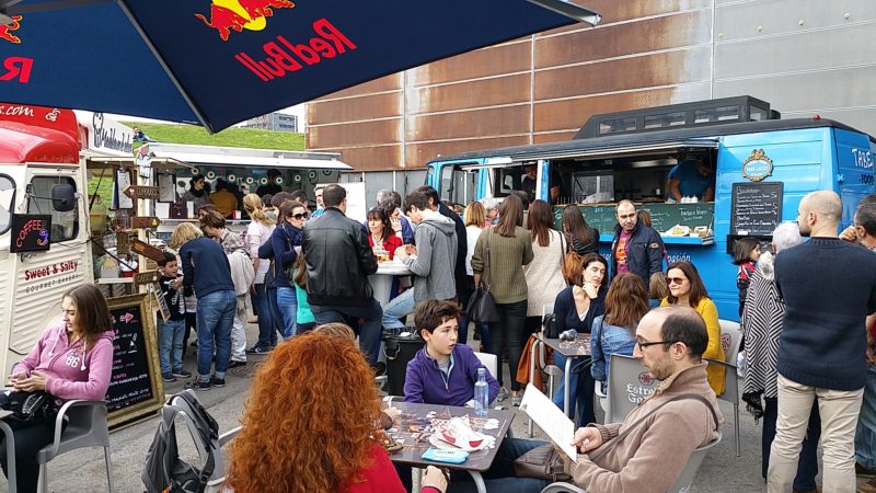 zona food truck lleno de persona en conciertos EsMarket mercado en Santander