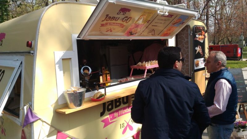 Disfrutando de un foodtruck