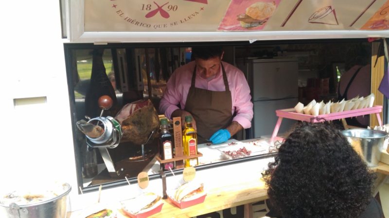 Cortando jamón en una gastroneta