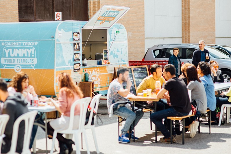 gente comiendo en Yummy world flavours