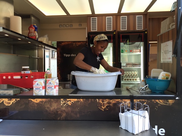 elaborando ricos platos dentro de Cubanos foodtruck