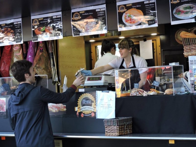 Clientes disfrutando de la street food