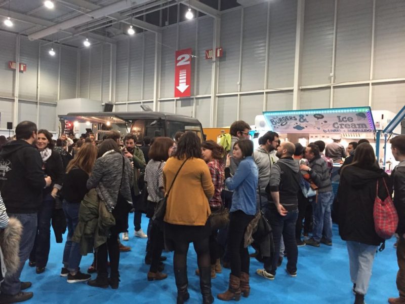 Gente disfrutando de los foodtrucks