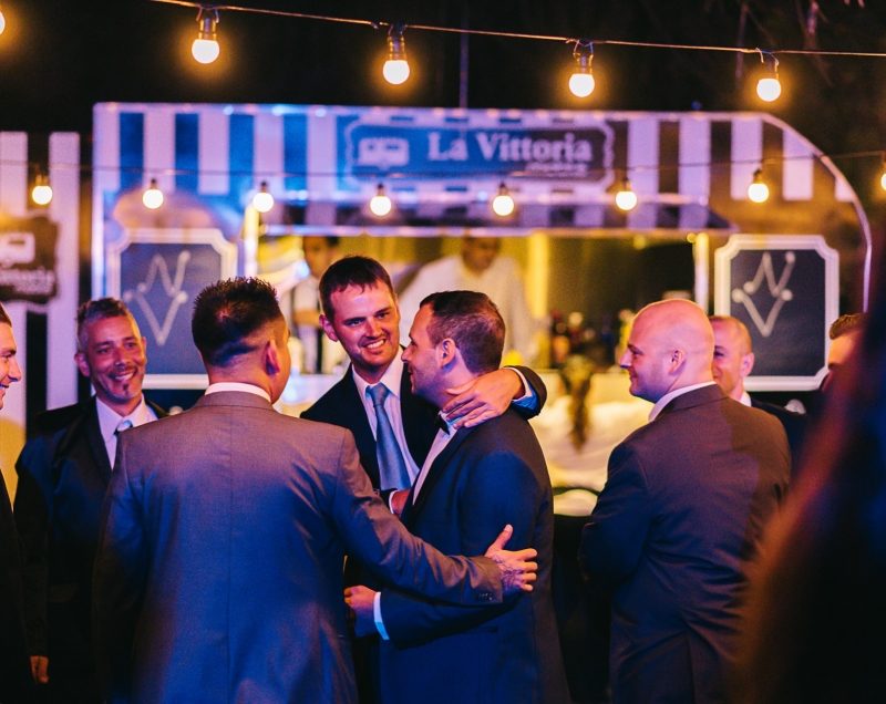 Invitados de boda alrededor de una foodtruck