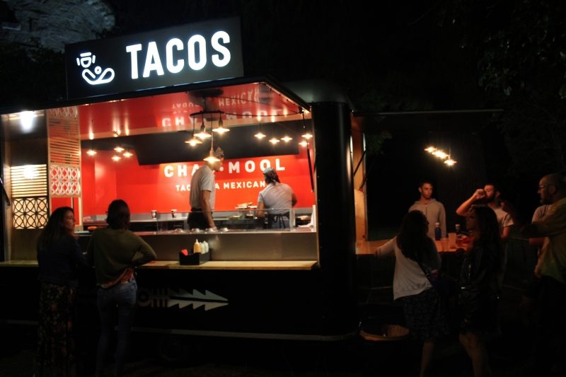 Gente disfutando de un food truck