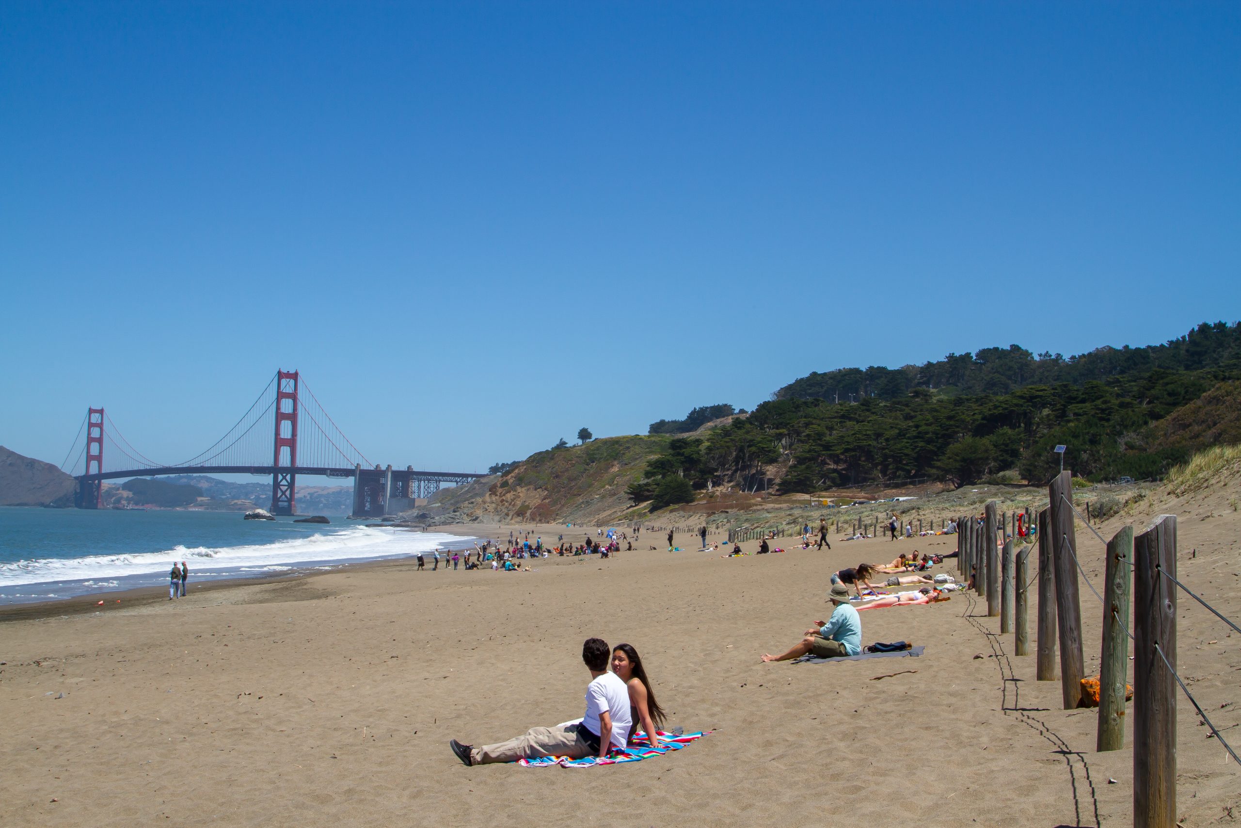 Baker Beach junto al puente Golden Gate, en California