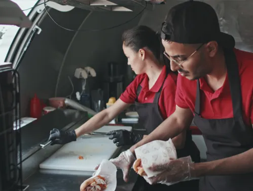 Personal trabajando en el interior de un food truck en Iowa