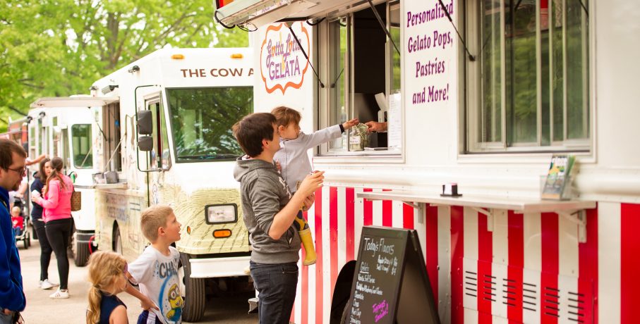 Visitantes junto a food trucks en una edición anterior de Food Truck Frenzy en Linvilla Orchards