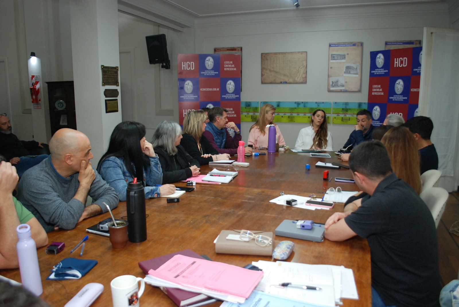 Reunión del Concejo Deliberante de Necochea donde se abordó el proyecto sobre food trucks fijos e itinerantes