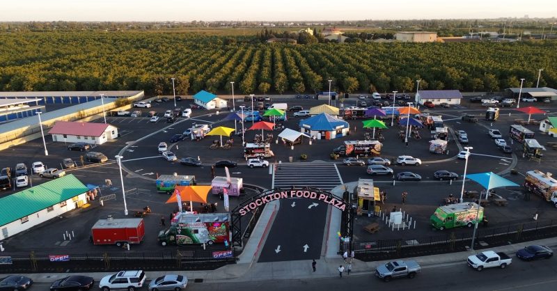 Stockton Food Plaza con food trucks en California